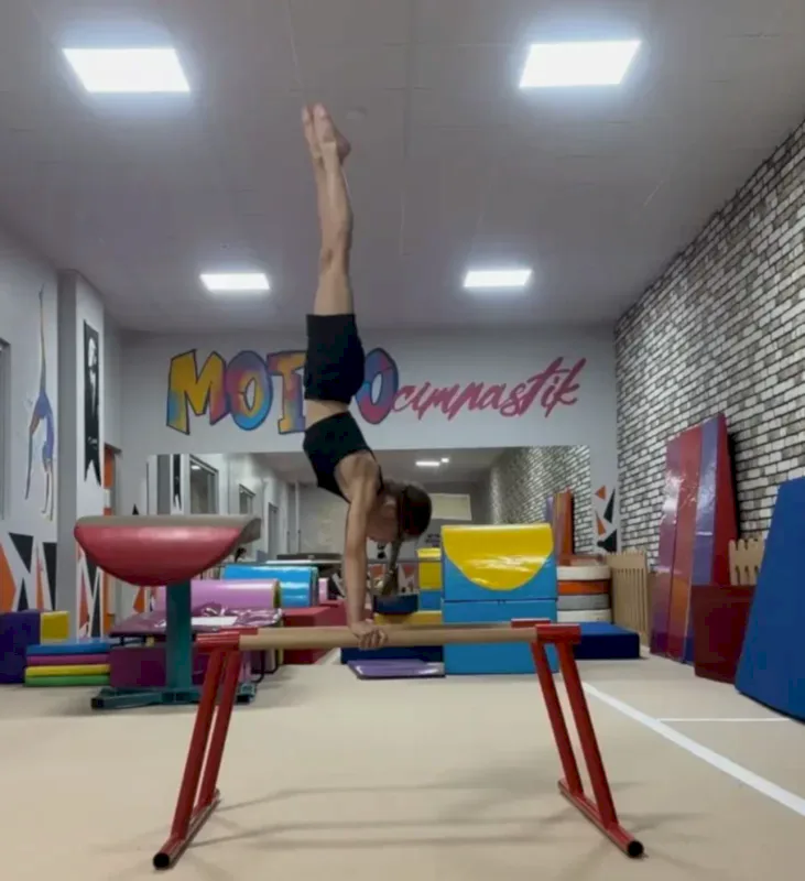 Motto Cimnastik Eryaman salonu fotosu dengede duran kız çocuğu
